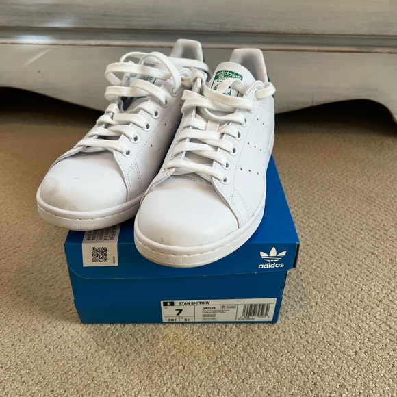 Adidas, Stan Smiths, Size 7 (fits more like 7.5), green and white like new! - Picture 2 of 6
